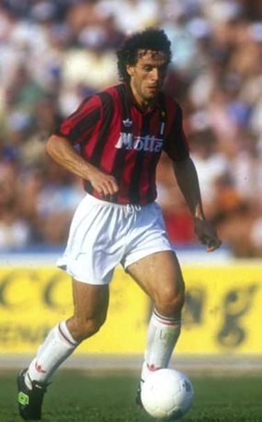 Roberto Donadoni fu il primo acquisto del Milan berlusconiano nel 1986. L’allora Cavaliere si mosse personalmente per strapparlo alla Juventus, che aveva gi un accordo con l’Atalanta, strappando un assegno da circa 10 miliardi di lire. Ap